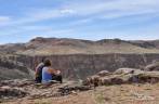 Descansando e observando a paisagem da região onde está a Cueva de Las Manos, no sul da patagônia, na Argentina
